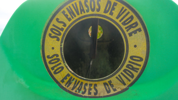 玻璃容器进入回收槽图片下载