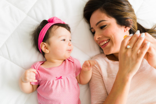 可爱的宝宝和微笑的妈妈俯视角度照片图片下载