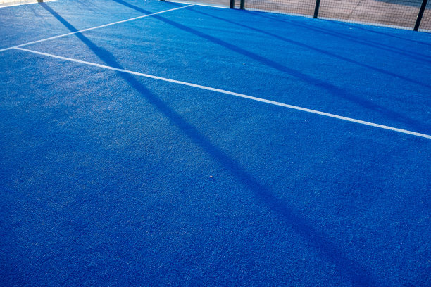 蓝球拍网球场与白线。健康体育的概念图片下载