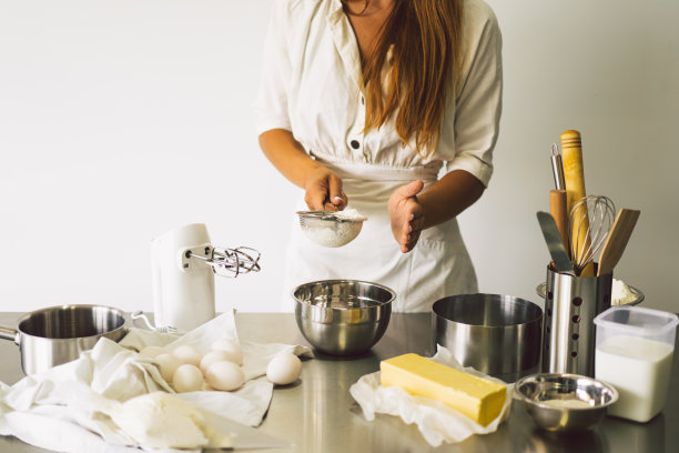 用手和面制作面包、披萨或馅饼的配方。图片下载