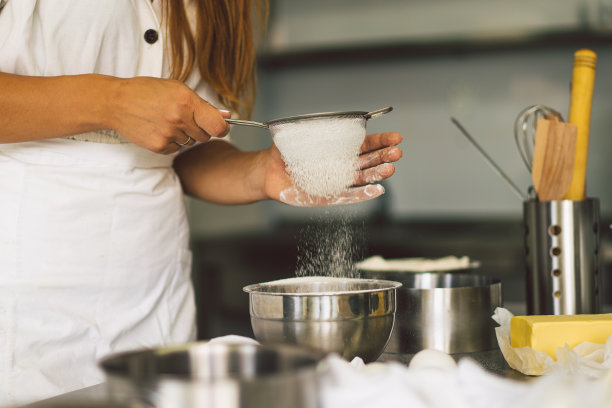 用手和面制作面包、披萨或馅饼的配方。图片下载