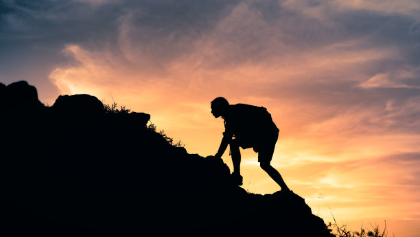 向山顶徒步旅行的男性远足者图片下载