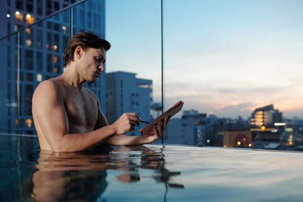 泳池里的人签署文件图片下载