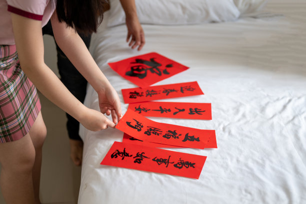 一位亚洲少女正在为中国传统新年整理卧室和家庭图片下载