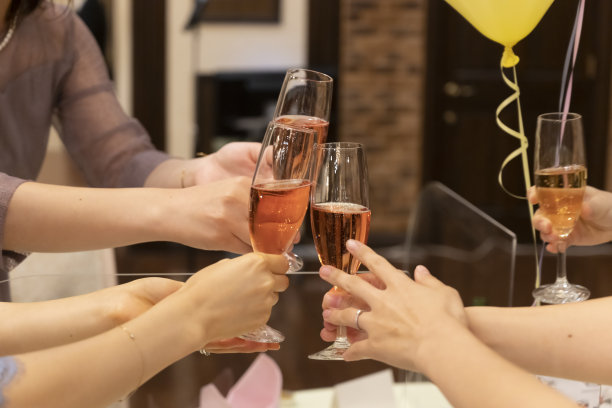 在招待会上敬酒图片下载