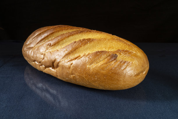 长长的白面包放在桌子上，反射出蓝色的光。图片下载