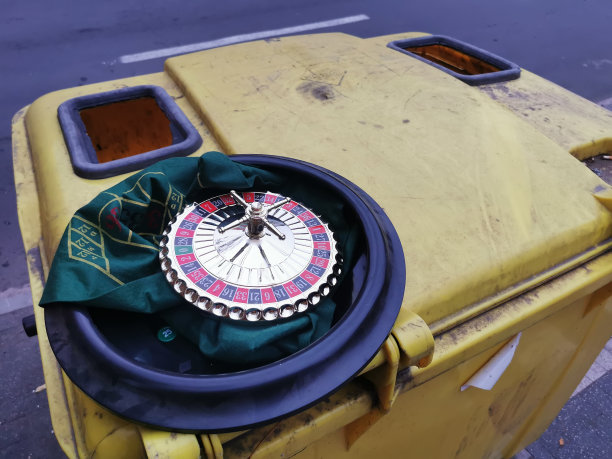 垃圾桶上的玩具轮盘赌坏了图片下载