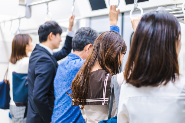 乘火车/地铁旅行的人图片下载