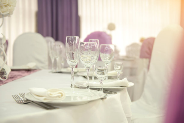 白娉婷在婚礼宴会厅安排了餐桌与莱拉的细节图片下载