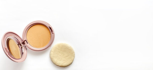 紧凑型粉剂，用于在白色背景上孤立的自然彩妆特写图片下载