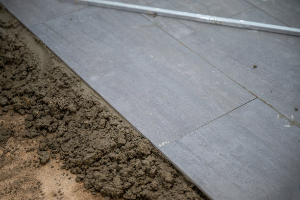 浴室地面铺有花岗石瓷砖图片下载