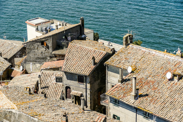 房子在海边，数码照片图片作为背景图片下载