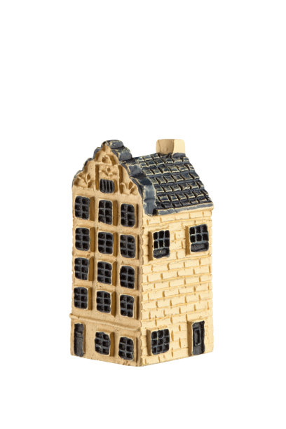 纪念品玩具四层楼的房子，孤立在白色背景上图片下载