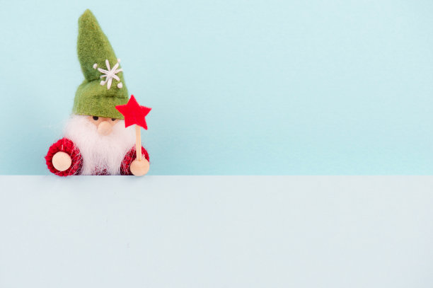 小可爱的圣诞侏儒站在雪地里，节日贺卡，复制空间，冬天图片下载