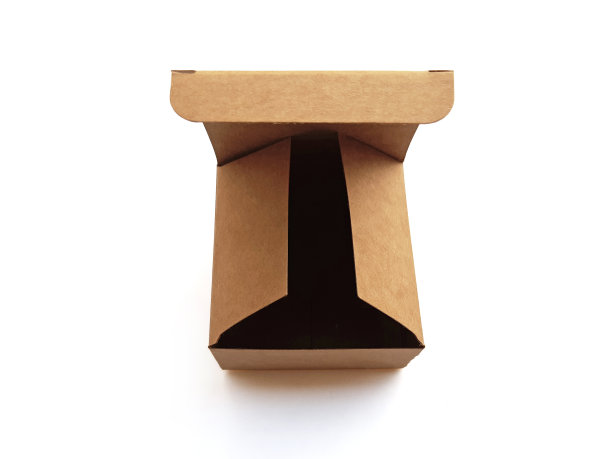 鸟瞰图打开的棕色回收纸箱孤立。封闭的盖子和方形有机盒在白色背景上。可生物降解和生态包装和储藏器具。图片下载