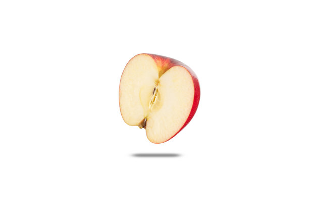 成熟的红苹果半果孤立在白色背景。红苹果果实半带修剪小径图片下载