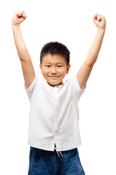 快乐健康的孩子穿着白色的衬衫举起双手图片下载