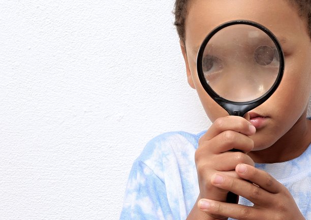 男孩用放大镜准备探索股票照片图片下载
