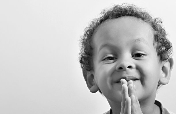 男孩向上帝祈祷的照片图片下载