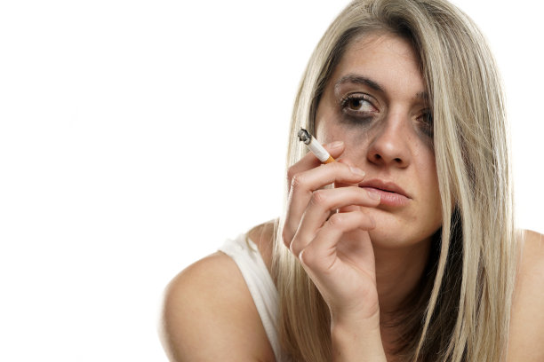 一个绝望的女人，化妆弄脏了，还抽烟图片下载