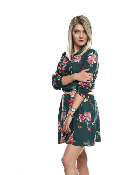 年轻美丽的女人在花夏季连衣裙图片下载