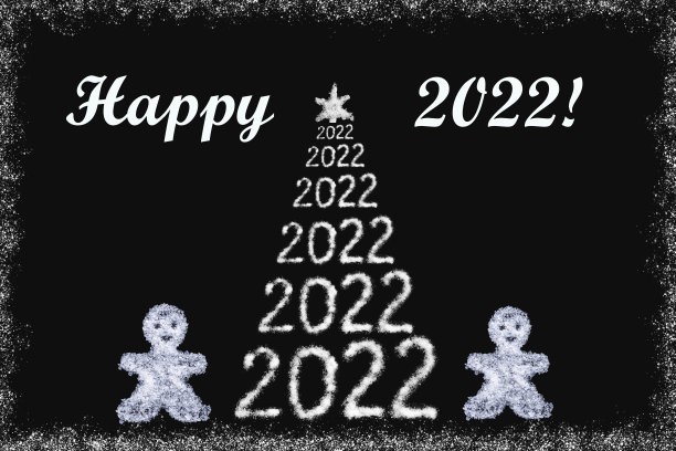 圣诞手工艺品——用数字2022和用盐和雪做成的小人制作的创意圣诞树图片下载