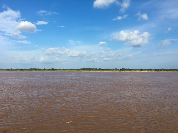 蔚蓝的天空映衬着泥泞的湄公河图片下载