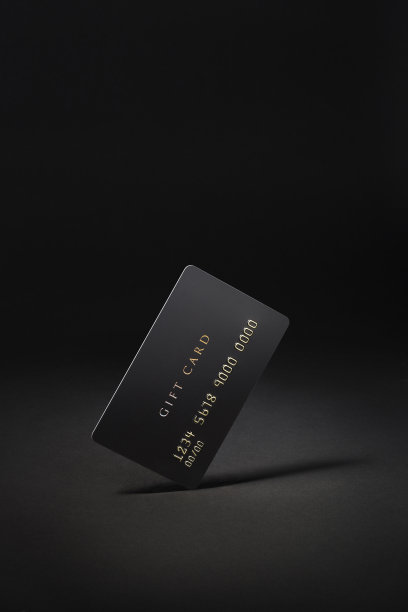 空白的黑色礼品卡孤立在黑色背景图片下载
