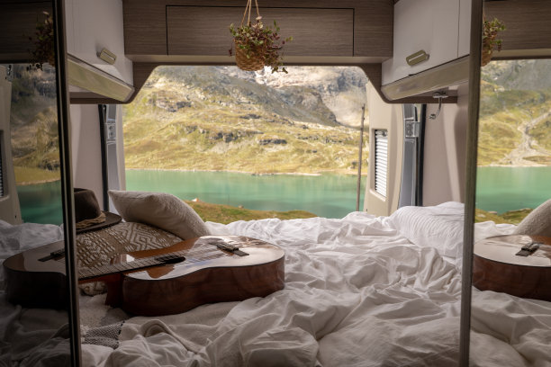 车后俯瞰高山湖泊，车生活，床景图片下载