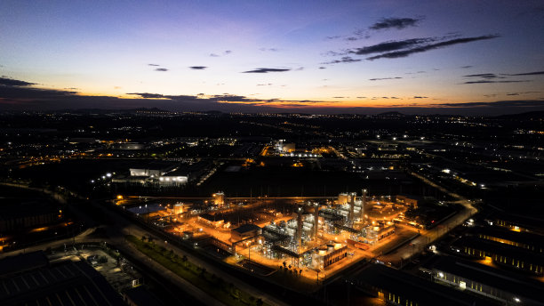 电站，夜间联合热电厂，鸟瞰图电厂发电机从天然气和石油送输电线到城镇图片下载