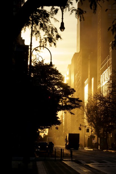 旧世界的曼哈顿反映在清晨的街景中。图片下载