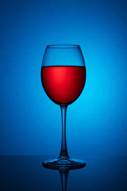 蓝色背景下的一杯红酒图片下载