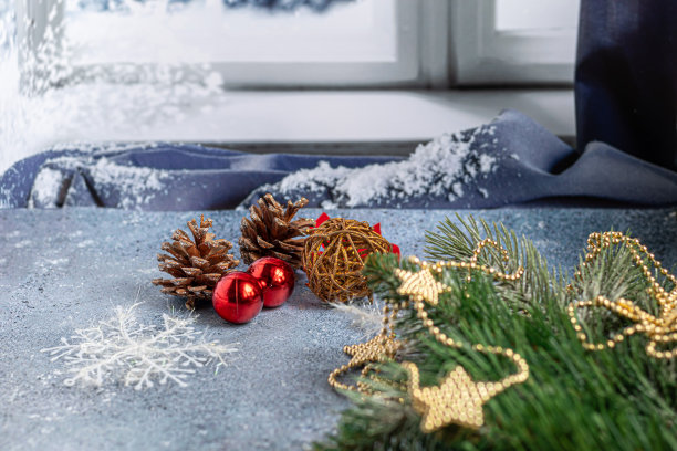 圣诞节和新年。以冷杉枝、圣诞树、新年玩具为喜庆背景。从以上观点。图片下载