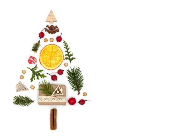 抽象的节日构成形式的圣诞树由玩具和杉木枝、红莓和肉桂枝组成，在白色背景上有干净的空间，顶视图平铺图片下载