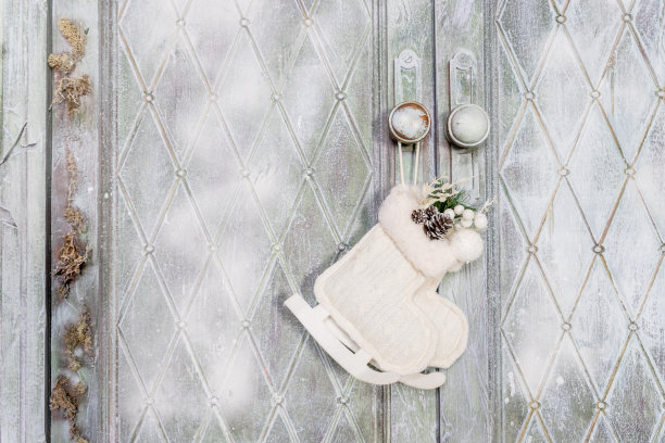 感觉装饰。家庭装饰入口或家庭门，毛毡溜冰。用毛毡手工制作的圣诞装饰品。简单的冬季工艺品和学龄前儿童的活动。DIY的概念。制作圣诞树装饰或贺卡。图片下载