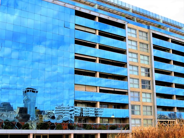 马德罗港的建筑在窗户上反射的景色。图片下载