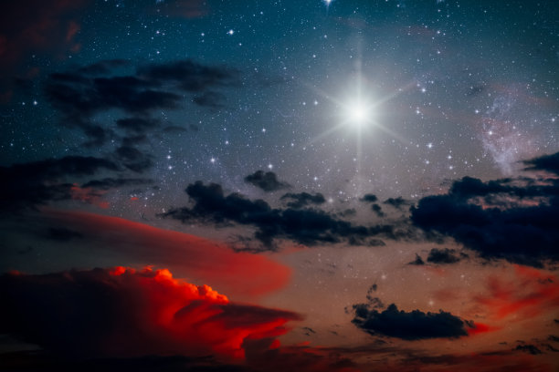 星星闪耀在耶稣基督圣诞节的马槽上。图片下载