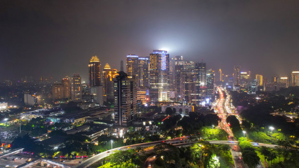 壮观的夜间天际线在一个现代大城市的夜晚图片下载