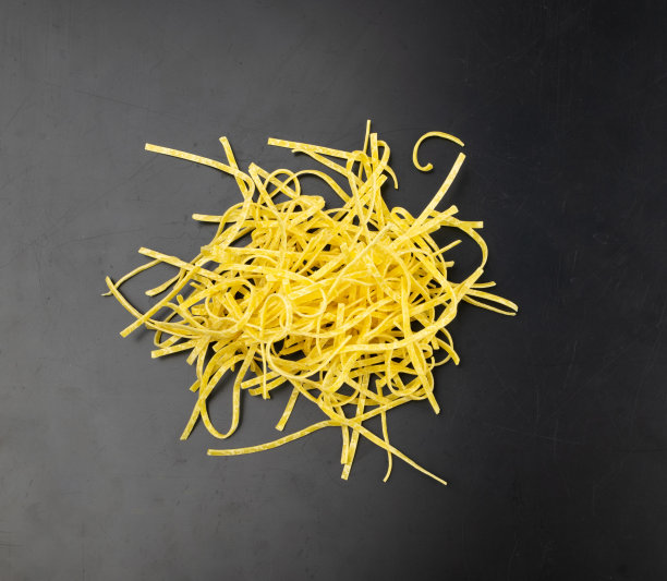 生的黄色意大利面，意式宽面条或干面条图片下载