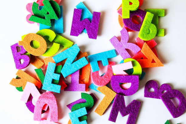 彩色字母在白色背景特写。图片下载