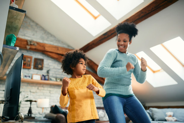 下面是活泼的妈妈和女儿在家里跳舞的照片。图片下载