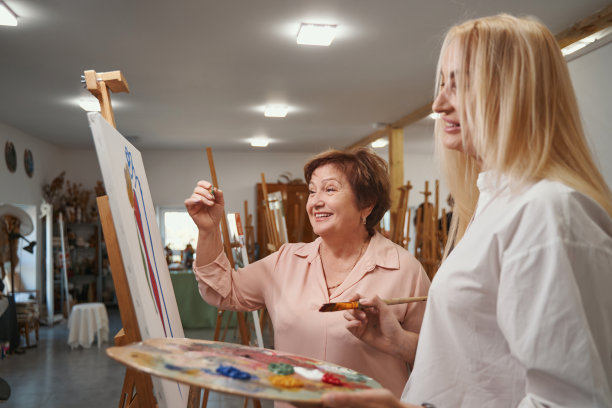 积极高兴的女性看着抽象的图片图片下载