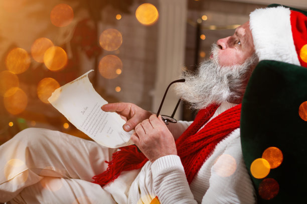 圣诞老人读孩子们的信图片下载