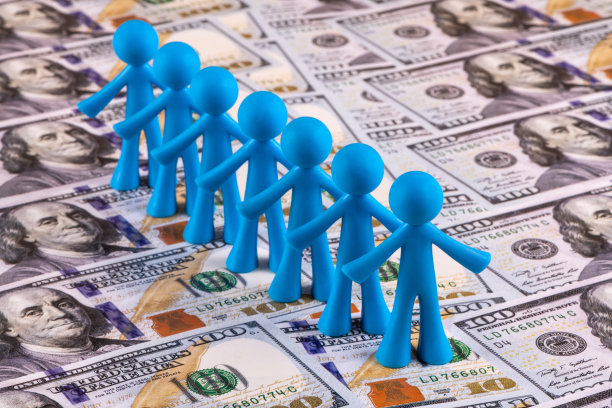 在100美元钞票上，象征人物的形象一个接一个地站着图片下载