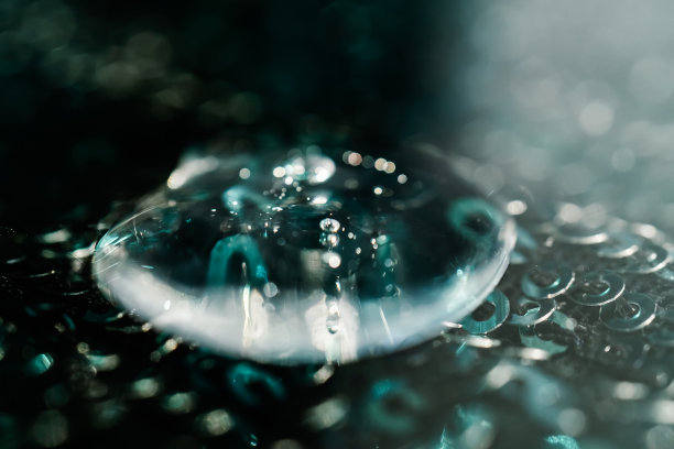 祖母绿背景上的精华或油脂的质地。图片下载