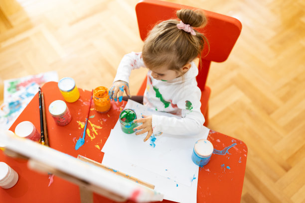 小女孩用手画了第一幅画图片下载