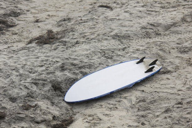 海滩上的冲浪板图片下载