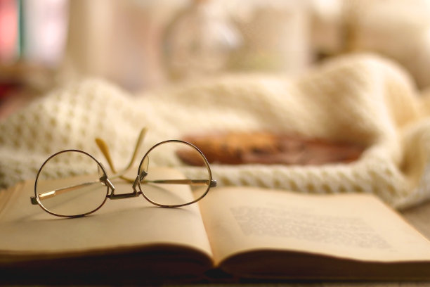 书，眼镜和甜点图片下载
