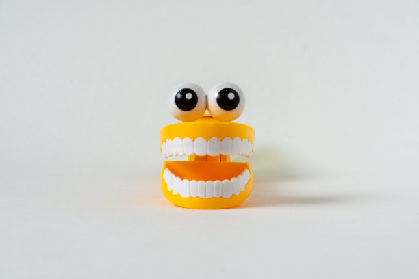 塑料玩具牙齿被隔离在白色背景上。图片下载