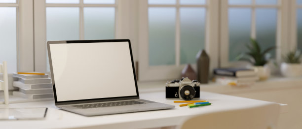 现代最小白色家庭办公空间与笔记本电脑图片下载